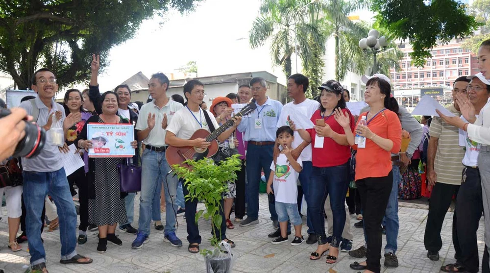 Các thành viên trong nhóm “Thích trồng cây” họp mặt tại công viên Tao Đàn (quận 1, TPHCM)