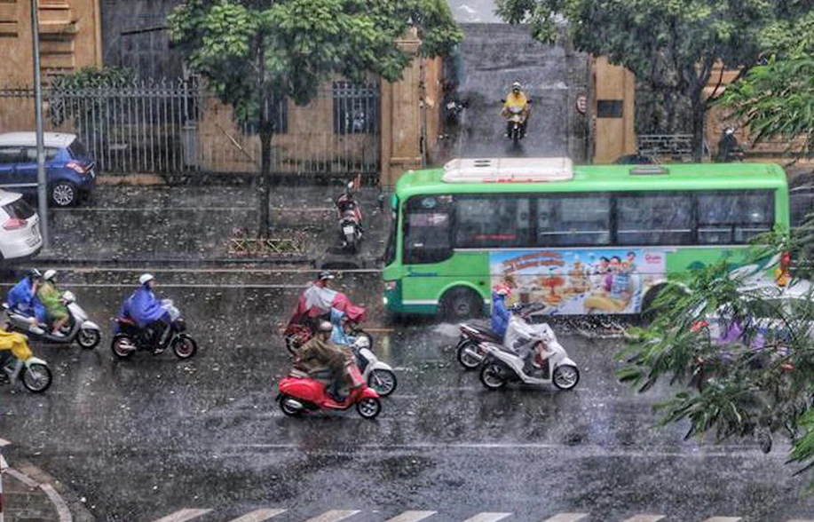 Đêm 27-10, nhiều nơi trong cả nước có mưa dông, đề phòng thời tiết nguy hiểm