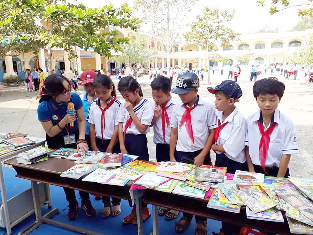 Chăm chút từng cuốn sách cho học sinh vùng xa ảnh 1 Chăm chút từng cuốn sách cho học sinh vùng xa ảnh 1