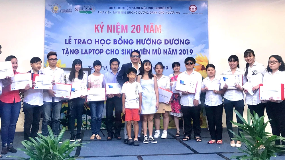 Các sinh viên khiếm thị đạt thành tích tốt trong học tập được nhận học bổng