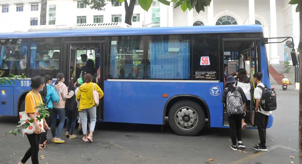 Xe buýt hoạt động phục vụ hành khách xuyên suốt các ngày tết. ẢNH: CAO THĂNG
