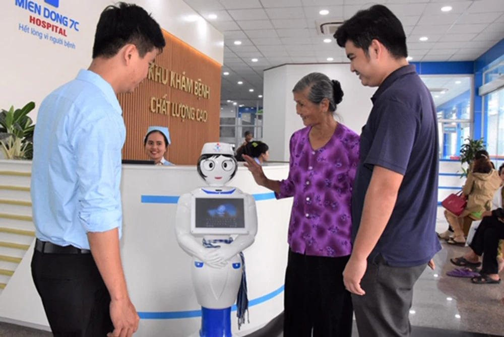 Robot cô Tấm đang hướng dẫn người bệnh 