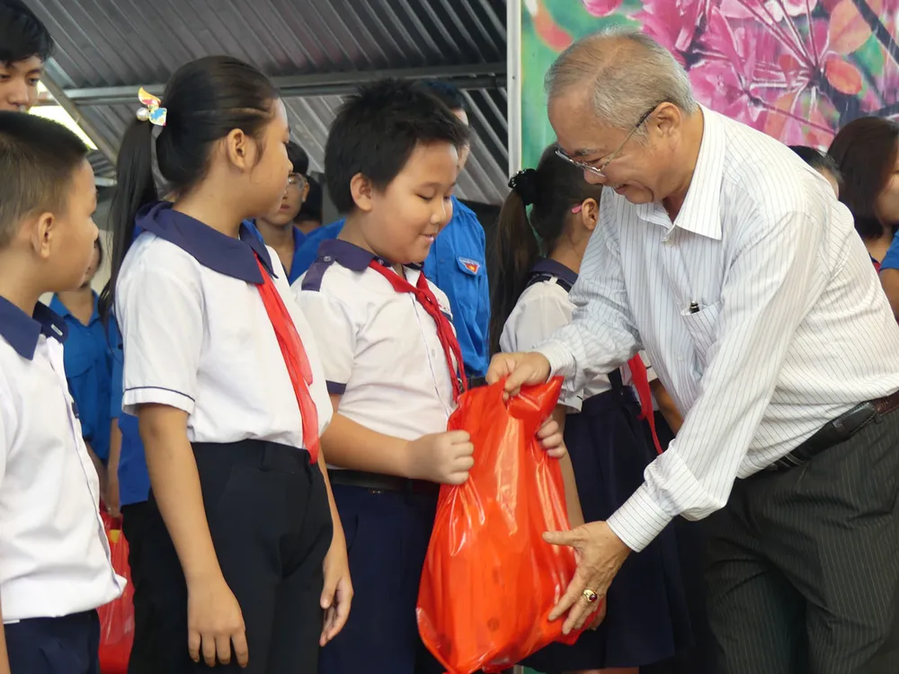 Tặng 500 phần quà Tết cho người khó khăn tại huyện Hóc Môn ảnh 1