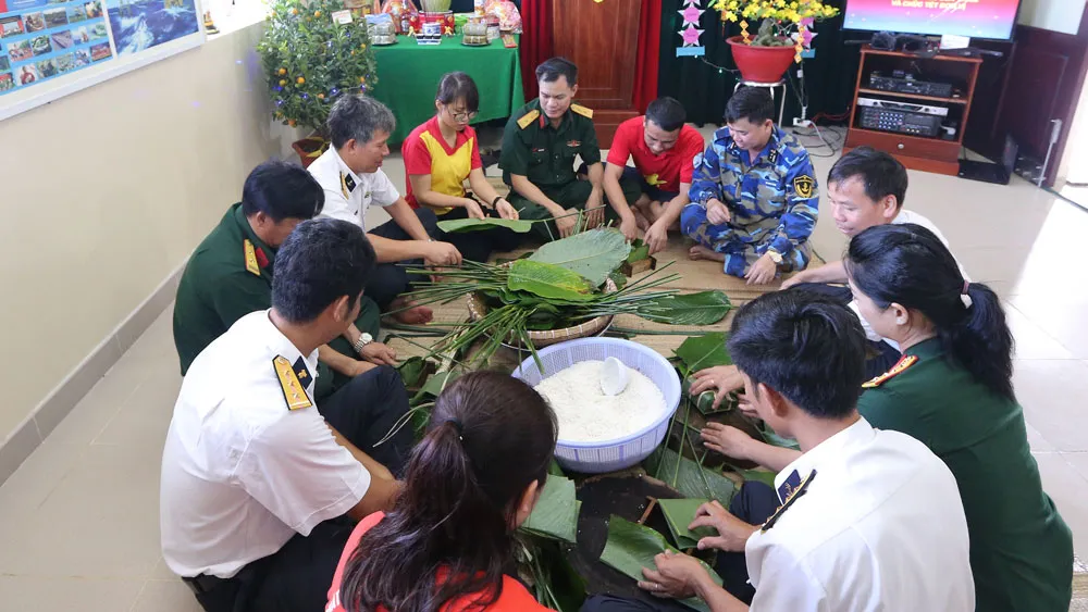 Đoàn công tác đi chúc tết, tặng quà nhà giàn DK1 của Bộ tư lệnh Vùng 2 Hải quân đã về đến đất liền ảnh 1 Đoàn công tác đi chúc tết, tặng quà nhà giàn DK1 của Bộ tư lệnh Vùng 2 Hải quân đã về đến đất liền ảnh 1