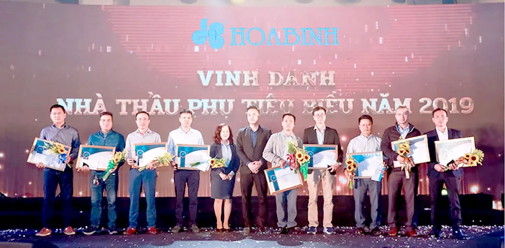 Xuân Sum họp 2020 - Hòa Bình khen thưởng trên 50 tỷ đồng cho tập thể, cá nhân và thầu phụ xuất sắc ảnh 2