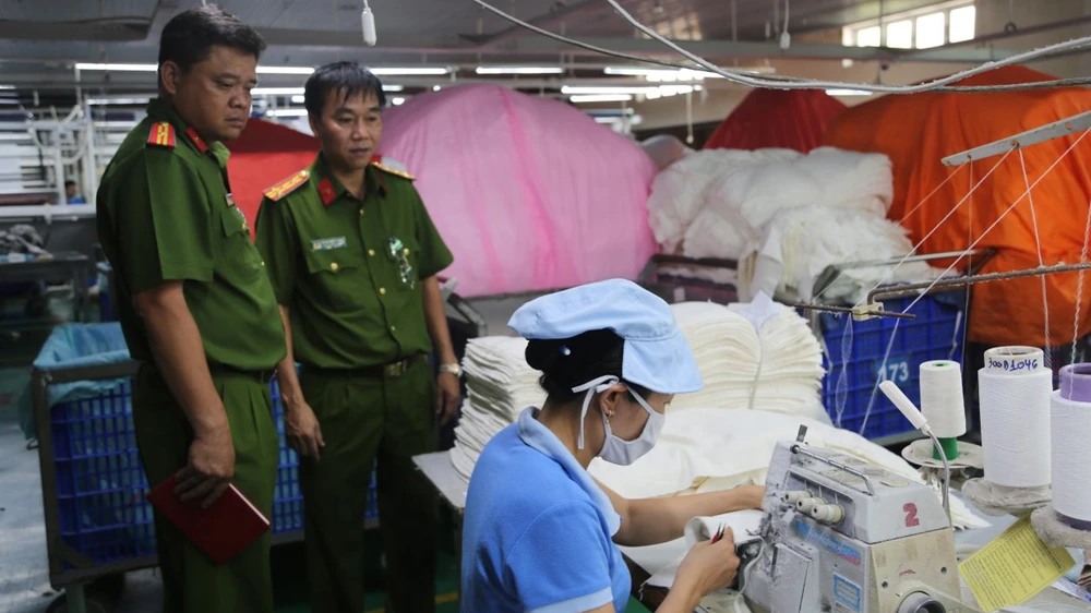 Cảnh sát PCCC TPHCM kiểm tra PCCC tại một cơ sở sản xuất ở quận Bình Tân