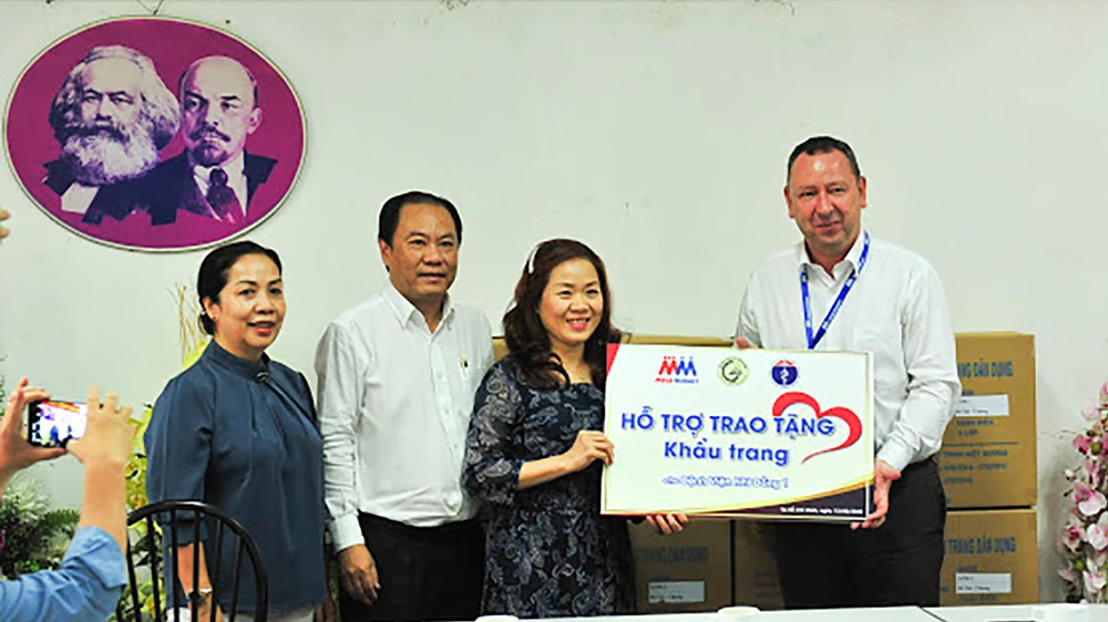 Trao 20.000 khẩu trang y tế tặng Bệnh viện Nhi đồng 1