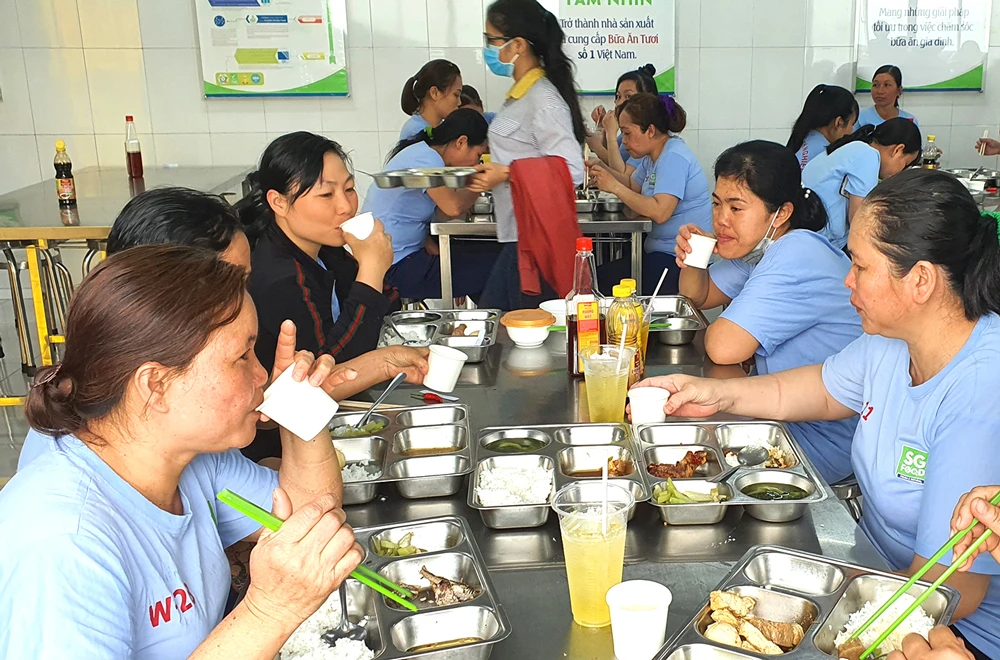 Bữa ăn giữa ca của người lao động Công ty cổ phần Sài Gòn Food có thêm nước chanh sả để tăng sức đề kháng