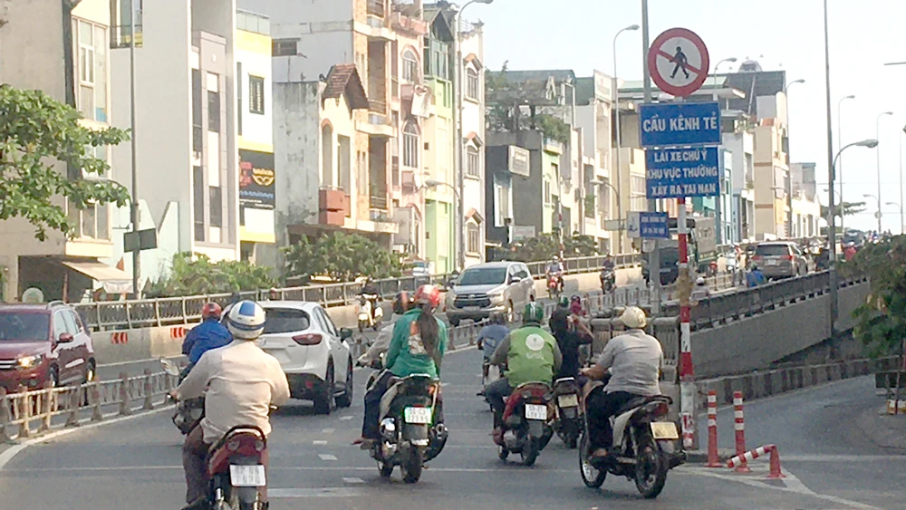 Dốc lên xuống cầu Kênh Tẻ không còn làn đường dành cho người đi bộ