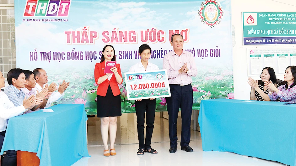 Công ty TNHH MTV Xổ số Kiến thiết Đồng Tháp trao học bổng “Thắp sáng ước mơ” tại xã Đốc Binh Kiều