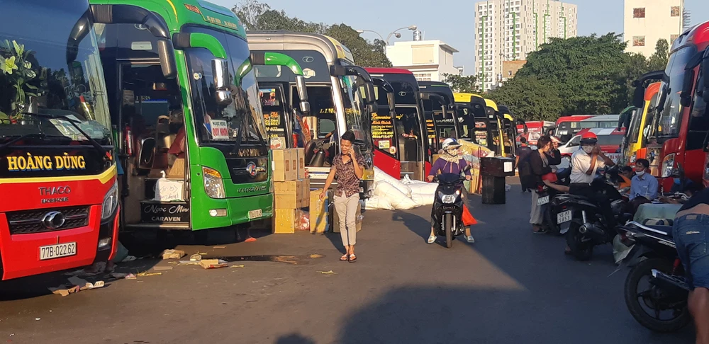 Nhiều người vẫn lơ là, không đeo khẩu trang khi vào Bến xe miền Đông. Ảnh: ĐỨC TRUNG