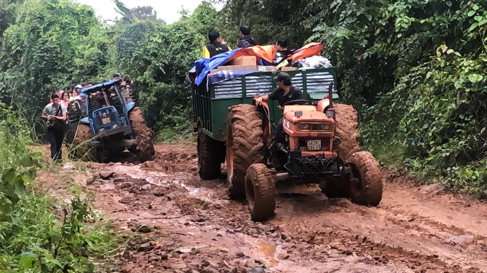 Nhóm “Du lịch bụi” vận chuyển quà tặng, vật liệu tới xây dựng trường mầm non tại tiểu khu 179