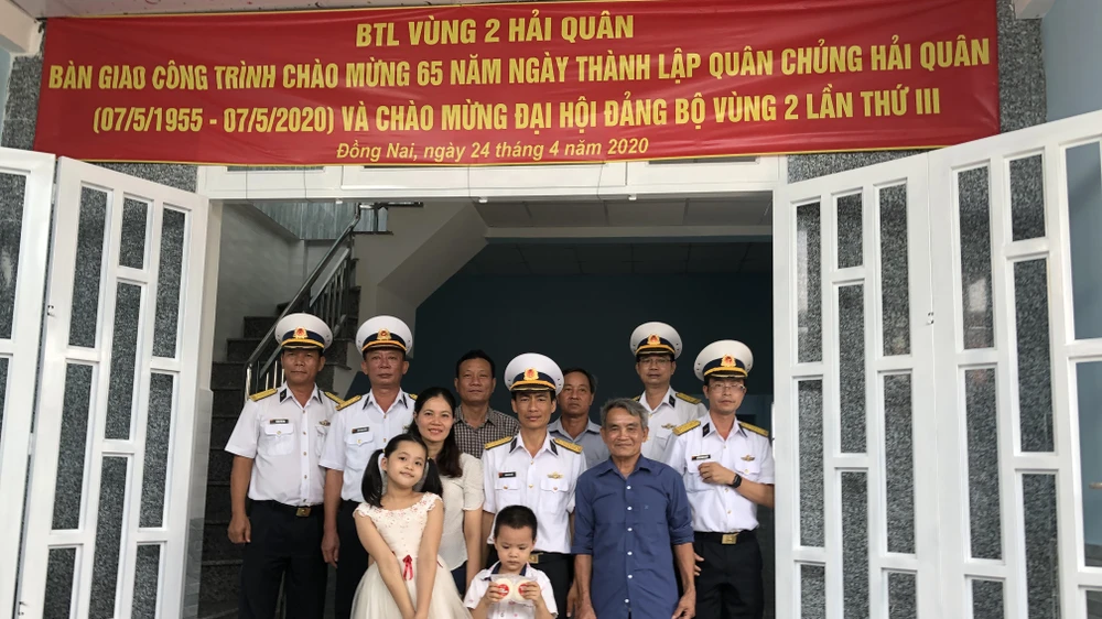  Đại tá Đặng Mạnh Hùng chụp hình lưu niệm cùng gia đình Thượng úy Hoàng Văn Tiến trong buổi khánh thành ngôi nhà