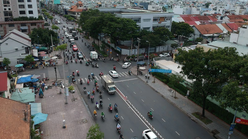 Đường Hoàng Diệu (quận 4), một trong 68 tuyến đường có chuyển biến tốt, vỉa hè thông thoáng. Ảnh: CAO THĂNG