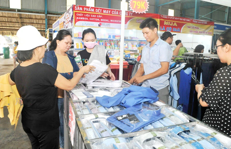 Mua áo sơ mi tại chương trình kích cầu tiêu dùng. Ảnh: CAO THĂNG 