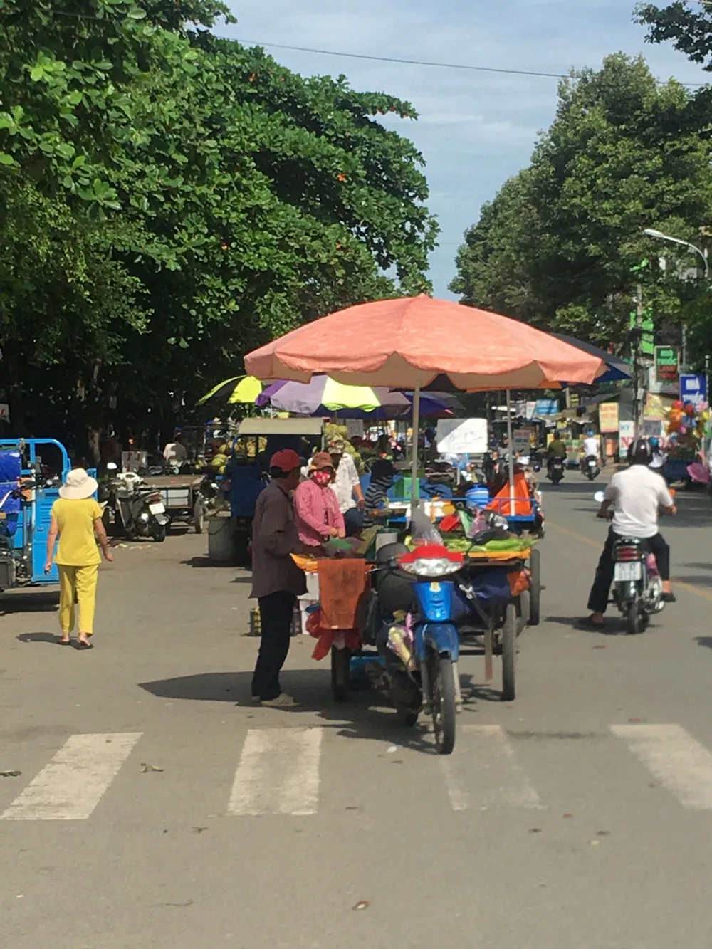 Chợ tự phát họp giữa đường ảnh 1 Chợ tự phát họp giữa đường ảnh 1