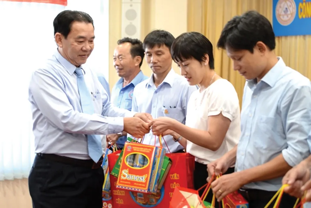 Lãnh đạo công ty trao quà tặng thân nhân thương binh, liệt sĩ