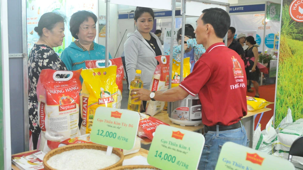 Mua hàng tại Hội nghị Kết nối cung cầu hàng hóa giữa TPHCM và các tỉnh thành năm 2019. Ảnh: CAO THĂNG