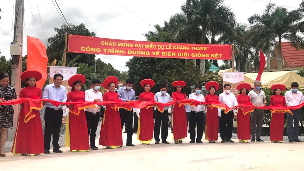 Các đại biểu thực hiện nghi thức cắt băng khánh thành