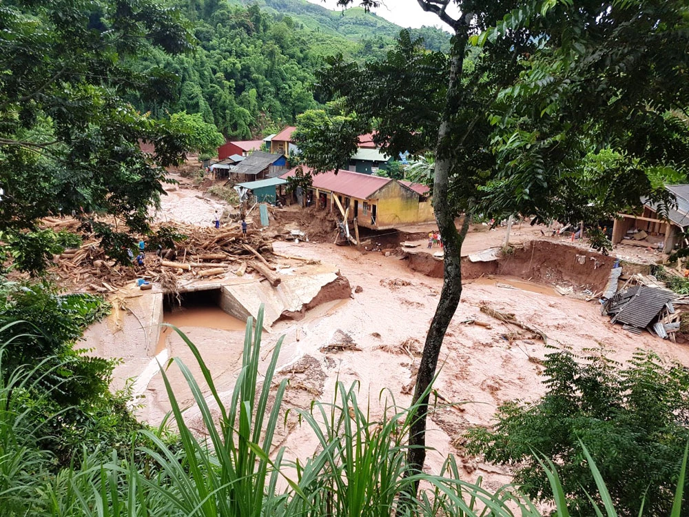 Lũ quét tràn vào huyện Nậm Pồ (Điện Biên) ngày 17-8, cuốn trôi nhiều nhà cửa, lớp học. Ảnh: NGỌC HÀ