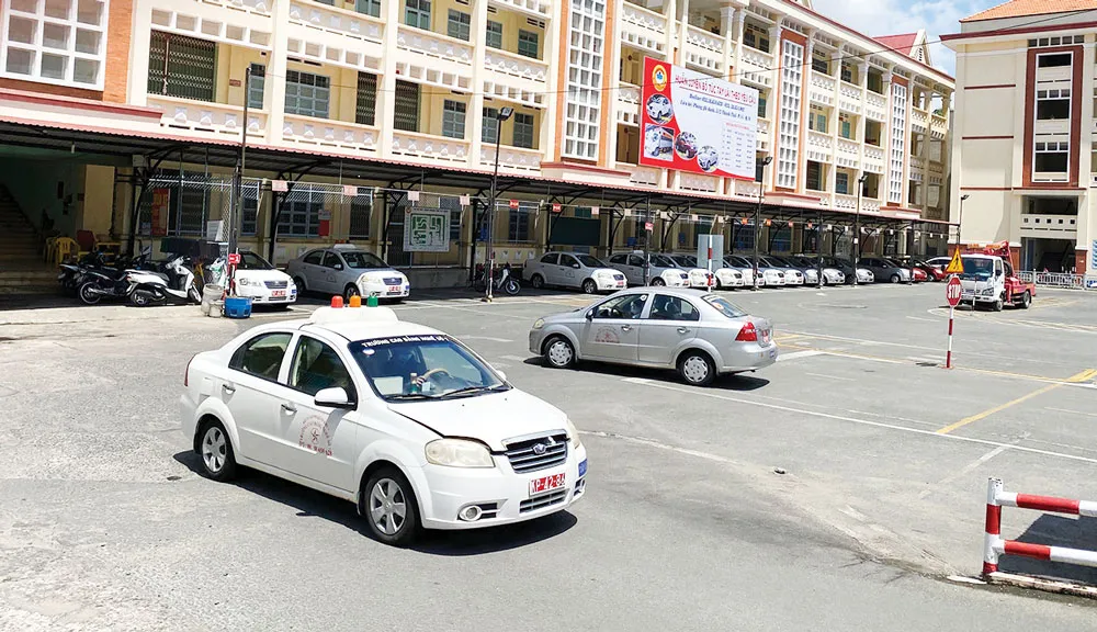 Thực hành lái ô tô tại Trường Cao đẳng nghề số 7, sáng 22-8. Ảnh: CAO THĂNG