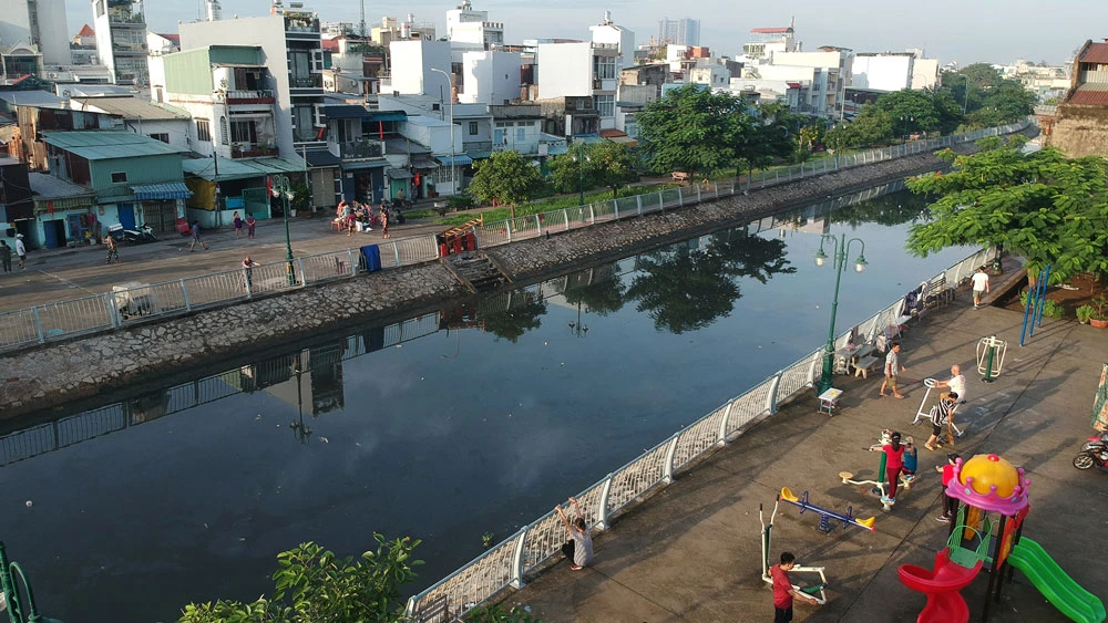 Rạch Ụ Cây (quận 8) đã được chỉnh trang, nâng cao chất lượng sống cho người dân khu vực. Ảnh: CAO THĂNG