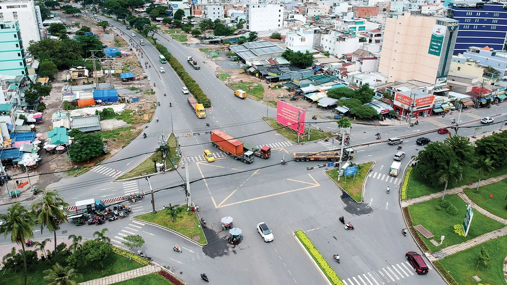 Ngã tư đường Nguyễn Văn Linh - Huỳnh Tấn Phát, nơi kết nối với cầu Thủ Thiêm 4, phía quận 7. Ảnh: CAO THĂNG