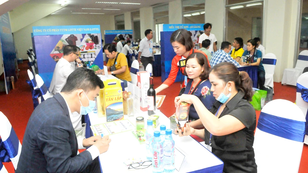 Nhà cung cấp và nhà phân phối gặp nhau tại Hội nghị Kết nối cung cầu hàng hóa giữa TPHCM và các tỉnh thành năm 2020. Ảnh: CAO THĂNG