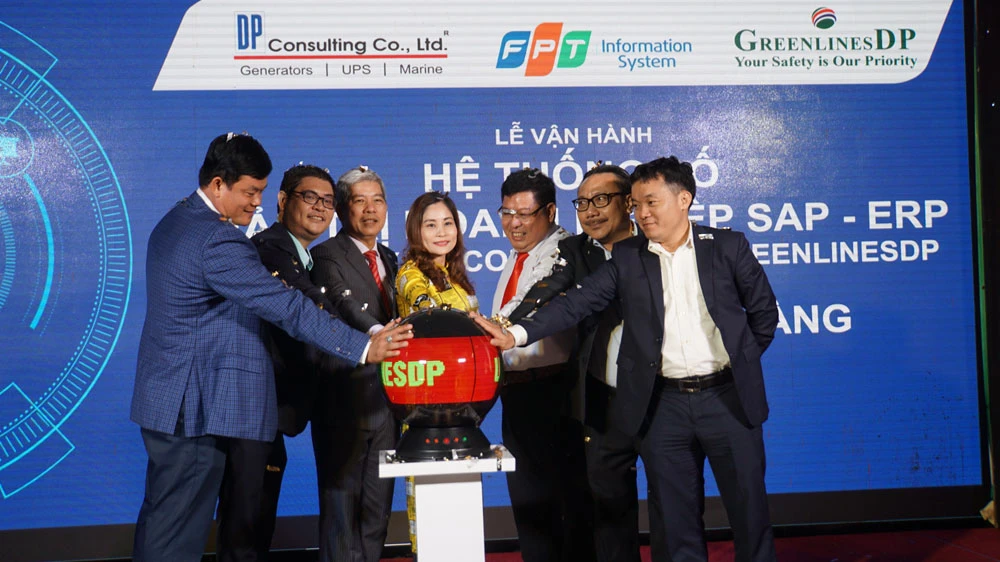 Lãnh đạo công ty DP Consulting và FPT nhấn nút khai trương hệ thống