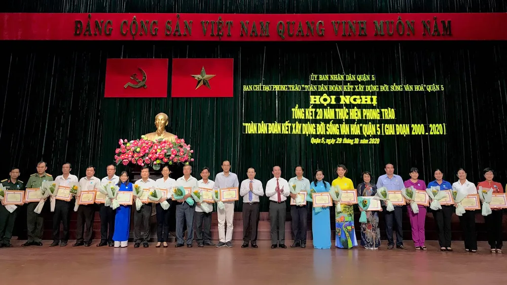UBND quận 5 đã khen thưởng tập thể có thành tích xuất sắc trong phong trào “Toàn dân đoàn kết xây dựng đời sống văn hóa” giai đoạn 2000-2020