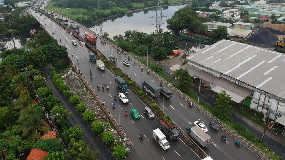 Khu vực cầu Bình Điền không còn là điểm nóng ùn tắc giao thông. Ảnh: CAO THĂNG