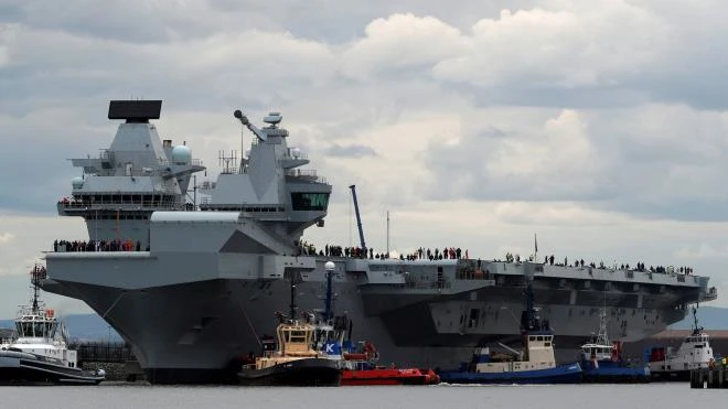 Tàu sân bay HMS Queen Elizabeth của Anh. Ảnh: Reuters