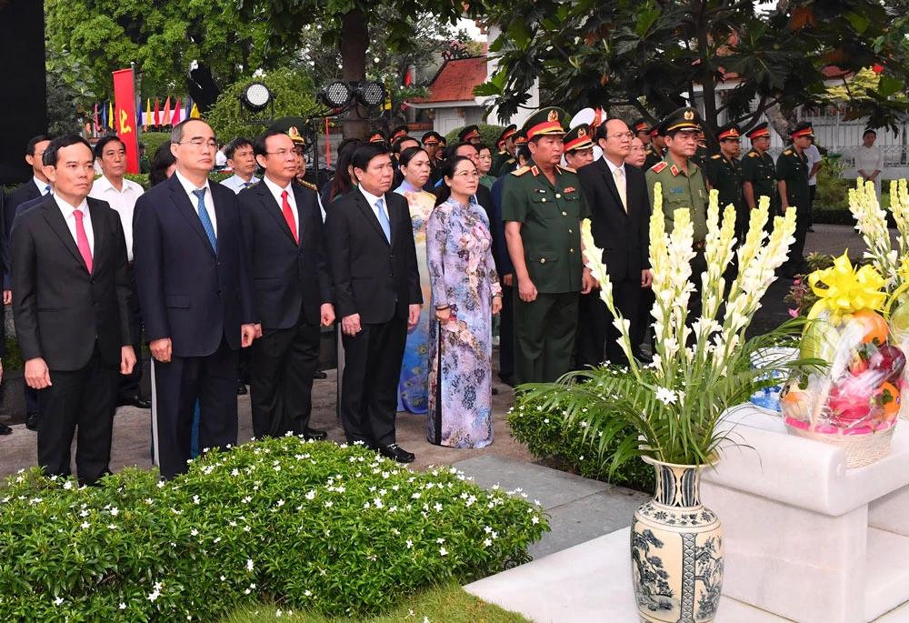 Lãnh đạo TPHCM dâng hương tưởng niệm cố Chủ tịch nước, Đại tướng Lê Đức Anh. Ảnh: VIỆT DŨNG