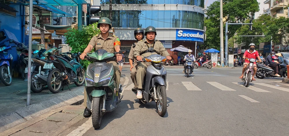 Bảo vệ dân phố phường Nguyễn Thái Bình, quận 1 tuần tra địa bàn. Ảnh: ĐOÀN HIỆP