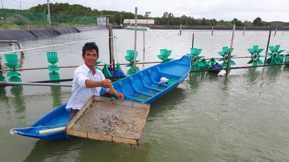 Ông Nguyễn Văn Đổi thường xuyên giúp đỡ người dân khó khăn trong ấp đảo Thiềng Liềng