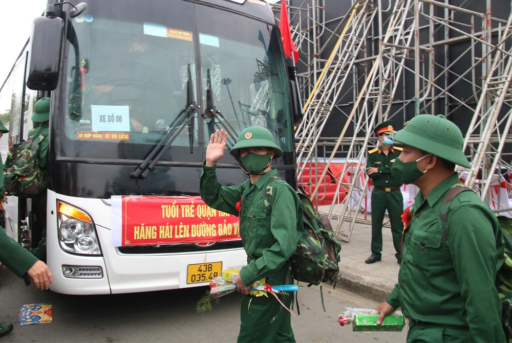 Chiến sĩ mới tại TP Đà Nẵng tạm biệt người thân để về đơn vị đóng quân. Ảnh: NGUYỄN CƯỜNG