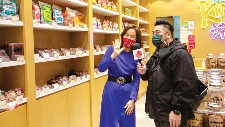 Cô Kim Yoon-sun, người Hàn Quốc sống tại Hong Kong, thành viên của HKSF, giới thiệu hiệu bánh truyền thống Yiu Fung thông qua chương trình thực tế ảo phát trong dịp Tết Nguyên đán 2021
