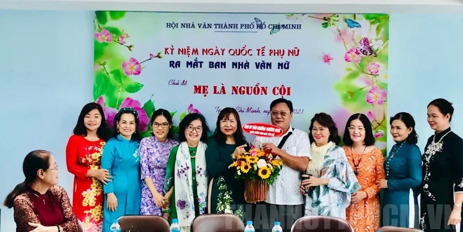 Ra mắt Ban Nhà văn nữ nhiệm kỳ 2020-2025. Ảnh: thanhuytphcm