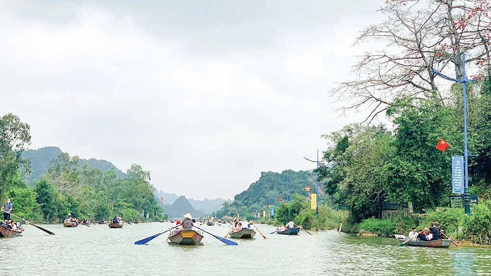 Du khách tấp nập đến chùa Hương trong ngày đầu mở cửa trở lại