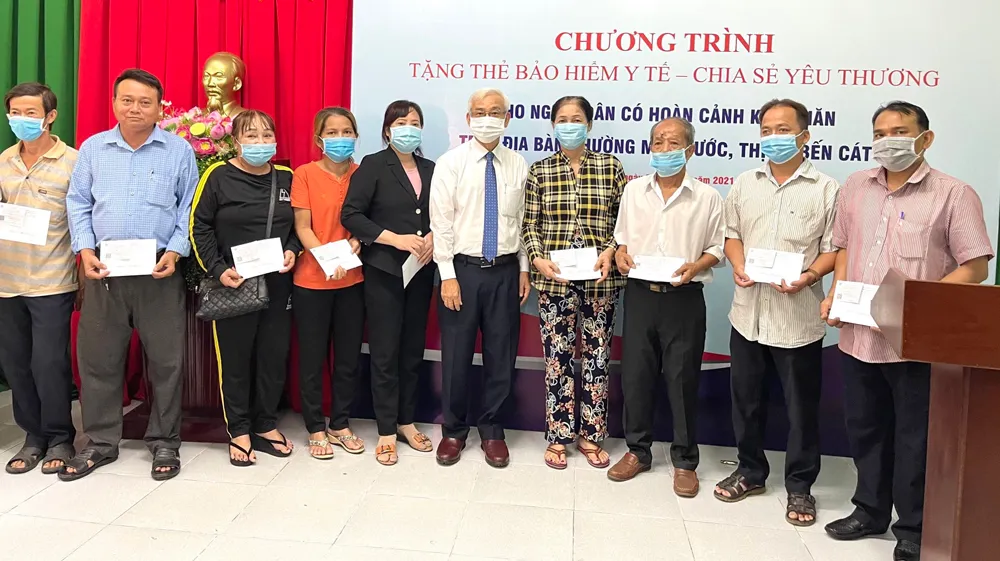 Tổng Công ty Becamex IDC trao tặng 1.000 thẻ BHYT cho người dân có hoàn cảnh khó khăn ảnh 2
