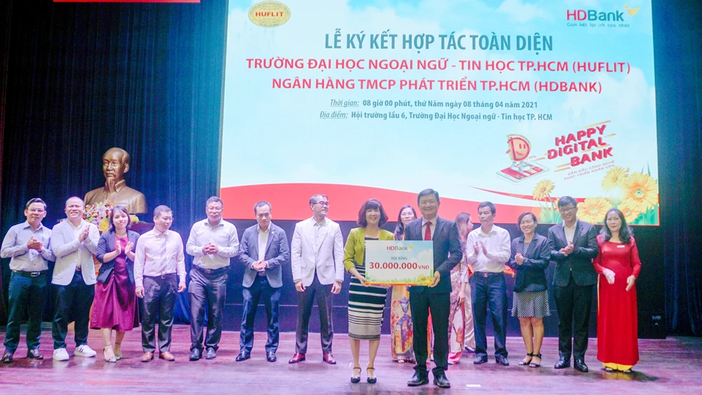 Tại lễ ký kết, bà Nguyễn Đoàn Duy Ái - Phó Tổng Giám đốc HDBank, đại diện Ban lãnh đạo HDBank đã trao tặng 30 triệu đồng vào Quỹ học bổng của nhà trường