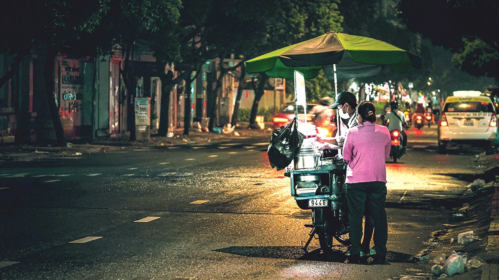 Ban đêm, hàng rong vẫn có mặt khắp các con đường trong thành phố