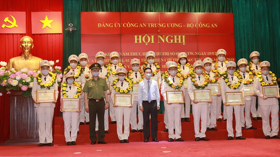 Thường trực Ban Bí thư Võ Văn Thưởng, Đại tướng Tô Lâm, Bộ trưởng Bộ Công an trao bằng khen của Bộ Công an cho các cá nhân và tập thể có thành tích xuất sắc. Ảnh: Bộ Công An