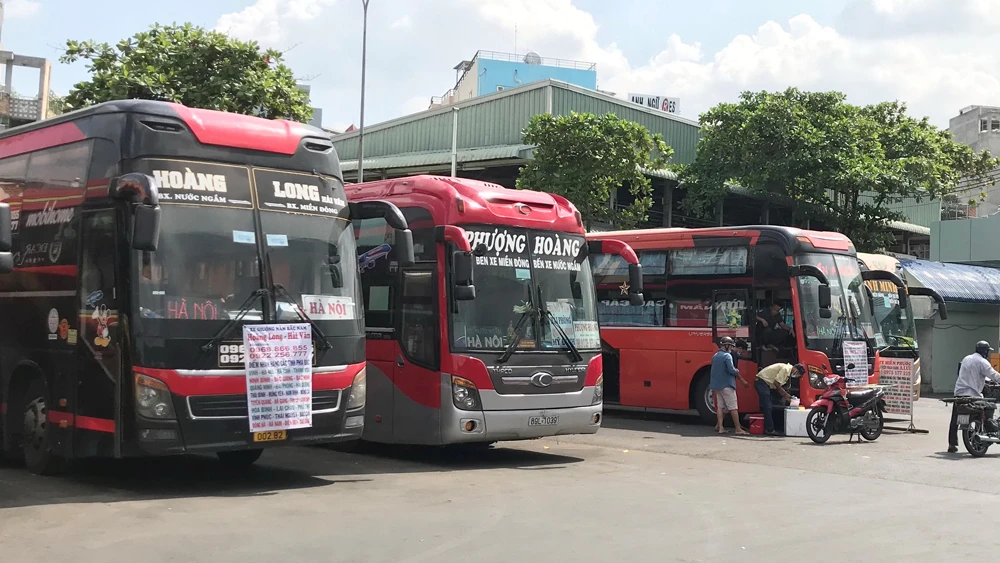 Nhiều xe ở Bến xe miền Đông vẫn nhận khách đi các tỉnh nằm trong danh sách tạm dừng. Ảnh: ANH TUẤN