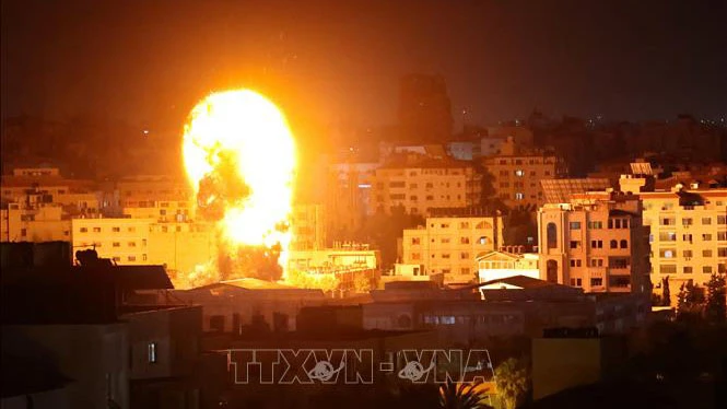 Khói lửa bốc dữ dội tại thành phố Gaza khi máy bay Israel oanh tạc vùng đất hiện do Phong trào Hồi giáo Hamas của Palestine kiểm soát, ngày 17-5-2021. Ảnh: AFP/TTXVN