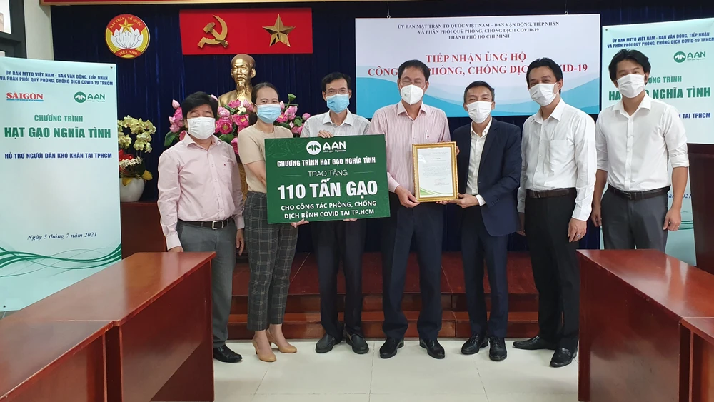 Tập đoàn Tân Long trao bảng tượng trưng ủng hộ 110 tấn gạo cho chương trình "Xe gạo nghĩa tình" của Báo SGGP