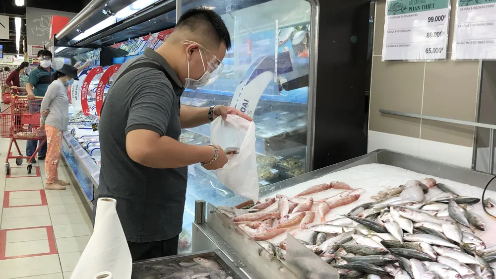 Thực phẩm tươi sống dồi dào tại siêu thị Lottemart, quận Gò Vấp sáng 7-7. Ảnh: BÙI ANH TUẤN