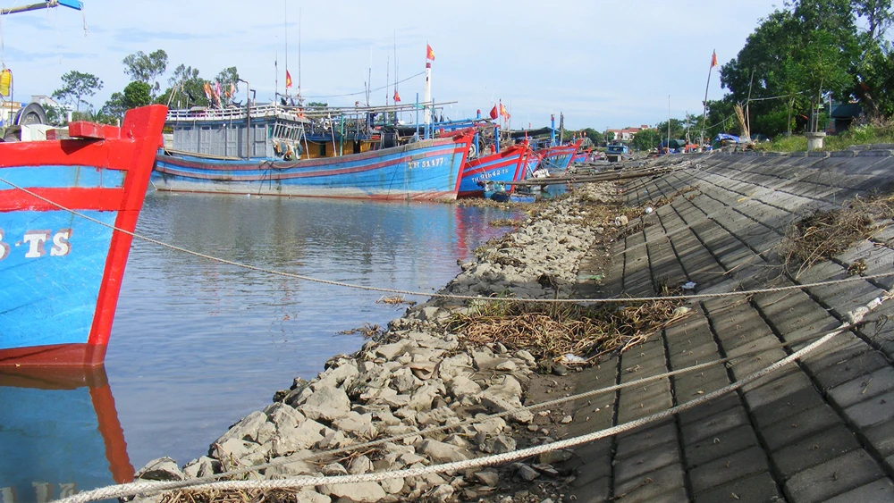 Những khối đá hộc dưới chân kè và lòng sông tạo thành các “bẫy” đối với tàu thuyền neo đậu tại âu thuyền cửa sông Lý (xã Quảng Thạch, huyện Quảng Xương, Thanh Hóa). Ảnh: DUY CƯỜNG