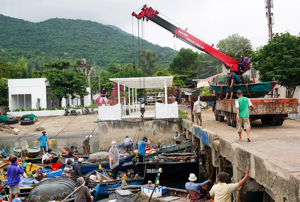 Tàu thuyền vào cầu cảng Trạm biên phòng K15, Đà Nẵng để tránh trú bão. Ảnh: XUÂN QUỲNH