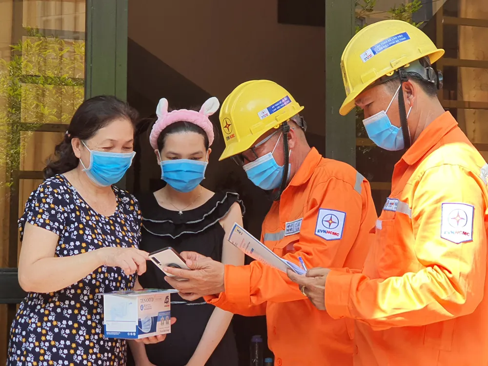 Nhân viên EVNHCMC hướng dẫn người dân sử dụng tiện ích số trong quản lý, tiêu dùng điện